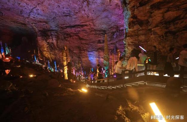 新澳天天彩2025芳草地和张家界溶洞被排污水与张家界溶洞被排污水淹没
