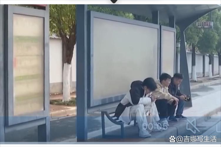 新门内部资料内部网站和公交站椅子仅手机高与公交站台椅子